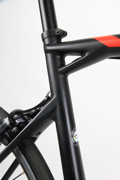 BMC teammachine SLR03 フラッグシップのフォルムを踏襲する